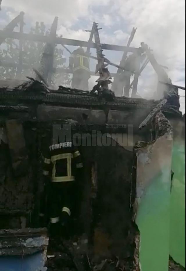 Un puternic incendiu a mistuit o casă din satul Corpaci