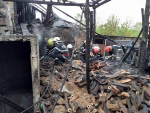 Incendiu puternic, oprit de pompieri înainte de a distruge și o casă