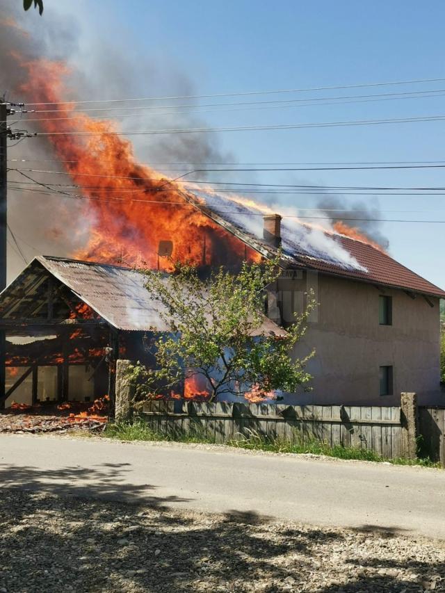 Patru case afectate de un incendiu puternic, favorizat de vânt