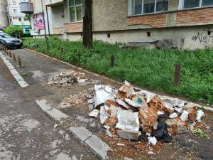 Moloz și alte deșeuri au fost aruncate de mai bine de două luni pe strada Dimitrie Dan