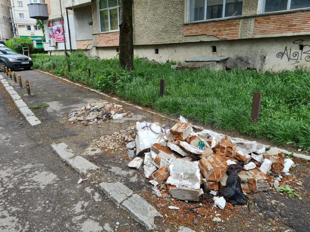 Moloz și alte deșeuri au fost aruncate de mai bine de două luni pe strada Dimitrie Dan