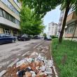 Moloz aruncat pe trotuar, lăsat de izbeliște de mai bine de două luni