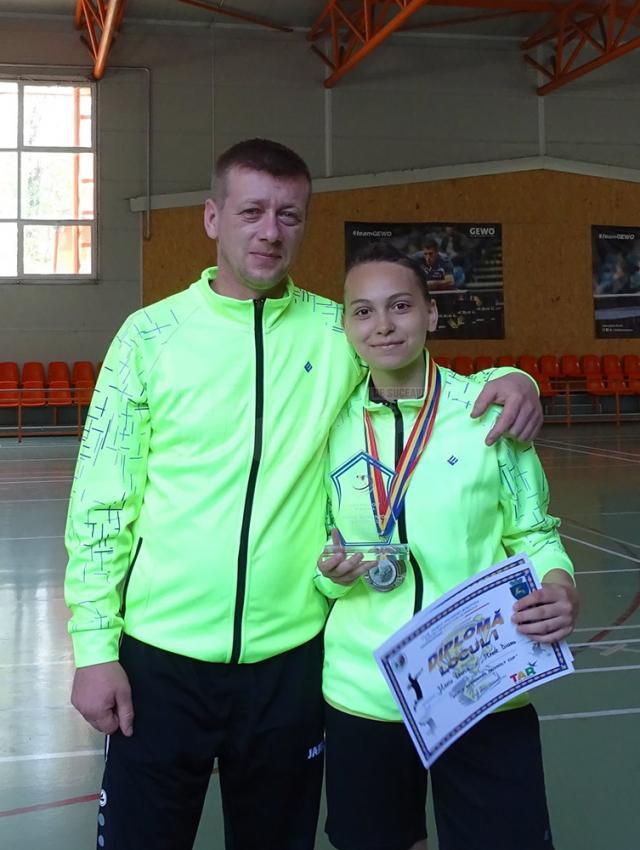 Antrenorul Anton Adrian Crăciun alături de sportiva Daria Jitariu