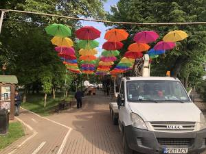 Sute de umbrele multicolore, instalate în centrul municipiului