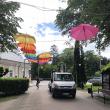 Sute de umbrele multicolore, instalate în centrul municipiului