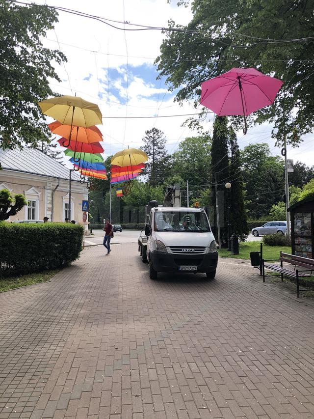 Sute de umbrele multicolore, instalate în centrul municipiului