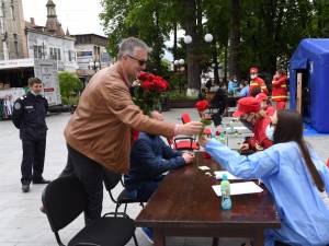 Comisarul sef Razvan Andreica a oferit trandafiri cadrelor medicale din Caravana vaccinarii