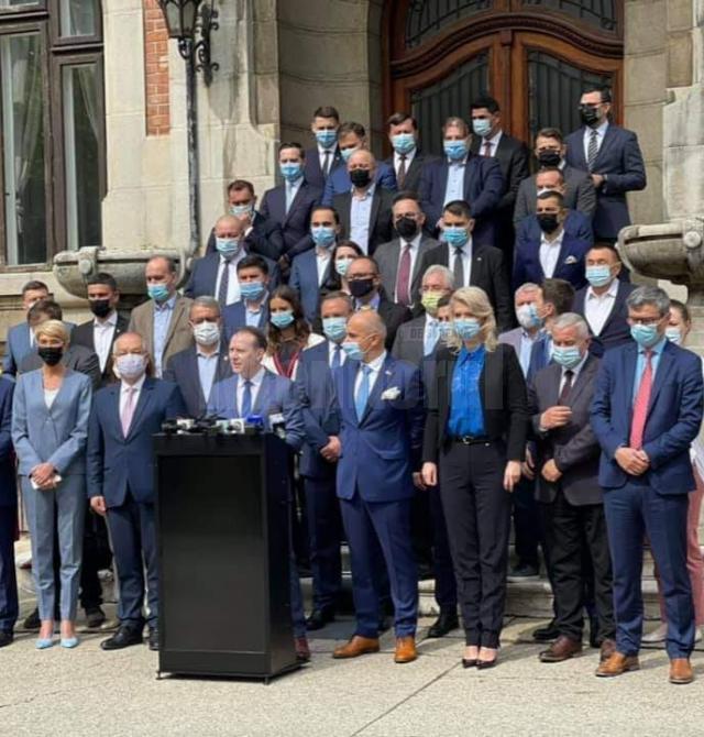 Premierul Florin Cîțu și-a anunțat duminică dimineața decizia de a candida la președinția PNL, înconjurat de zeci de lideri liberali