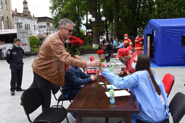 Comisarul-șef Răzvan Andreica a oferit trandafiri cadrelor medicale