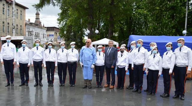 Dr. Raed Arafat împreună cu elevii de la Colegiul Militar care s-au vaccinat duminica și cu primarul Mihăiță Negură Foto Georgiana Lupu