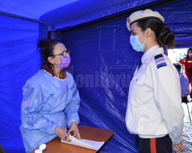 Dr. Irina Franciuc la triaj, cu o elevă de la Colegiul Militar. Foto Georgiana Lupu