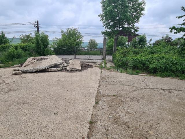 Plăci de beton abandonate în curtea fostei stațiuni de la Moara