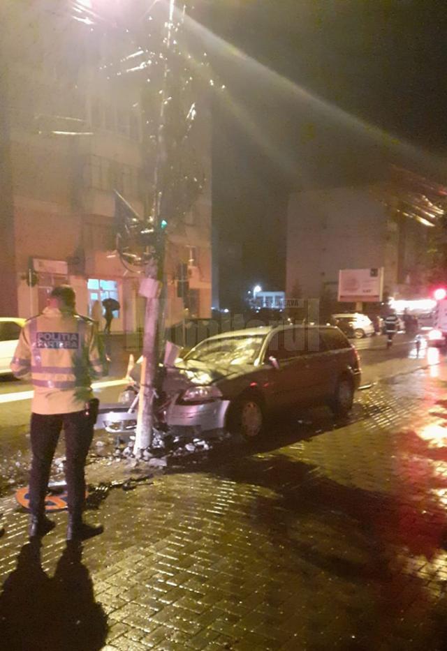 Doi tineri au intrat cu mașina direct într-un stâlp de beton