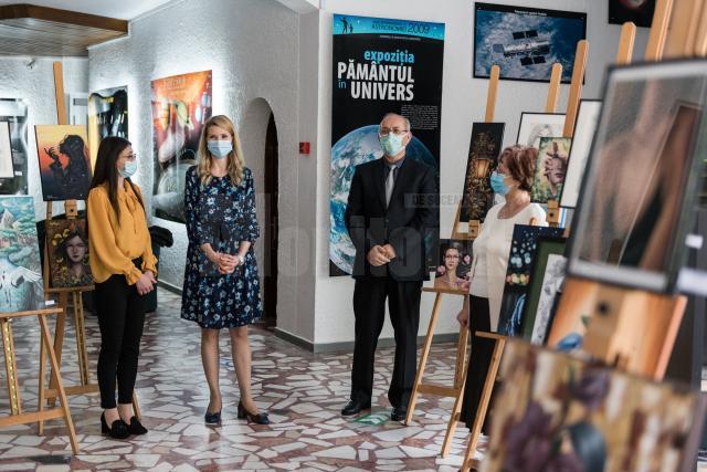 Expoziția de grafică și pictură realizată de Florinela Covașă, vernisată la Observatorul Astronomic