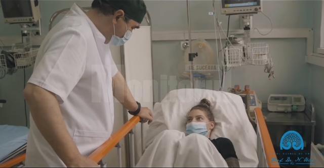 Studenta operată și dr. Lucian Eva. Sursa foto: Pagina de FB a Spitalului Clinic de Urgență „Prof. Dr. N. Oblu” Iași