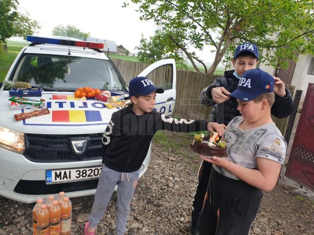 Zeci de copii din județ au primit dulciuri și cadouri din partea polițiștilor