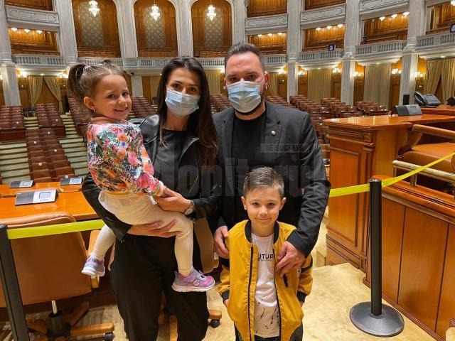 Vlad Popescu le-a făcut cadou copiilor şi nepoţilor săi o vizită la Palatul Parlamentului