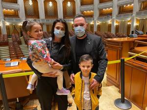 Vlad Popescu şi-a dus copiii să vadă Palatul Parlamentului