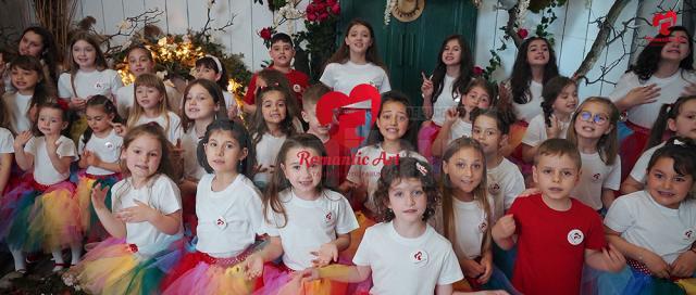 „Să iubim copilăria” - melodie interpretată de 35 de elevi ai clasei de canto muzică ușoară