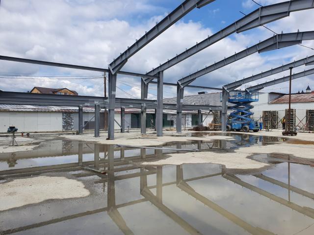Lucrările de construire a noii Piețe George Enescu avansează vizibil, acum fiind montate structurile metalice, peste parcarea subterană