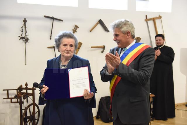 Doamna dr. Angela Paveliuc Olariu, omagiată drept Ambasador Onorific de către primarul Mihăiță Negură