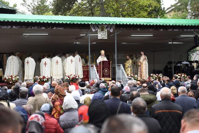 Sute de credincioși au participat miercuri la slujba arhierească  prilejuită de cinstirea Sfântului Ioan cel Nou de la Suceava