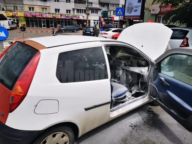În Suceava, în zona „Mobilă”, în cartierul George Enescu, un autoturism a luat foc la compartimentul motor