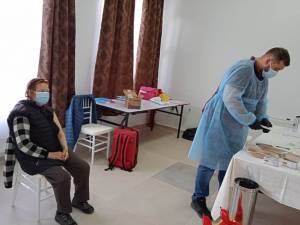 Vaccinare Dornişoara, comuna Poiana Stampei    foto FB primar Viluţ Mezdrea