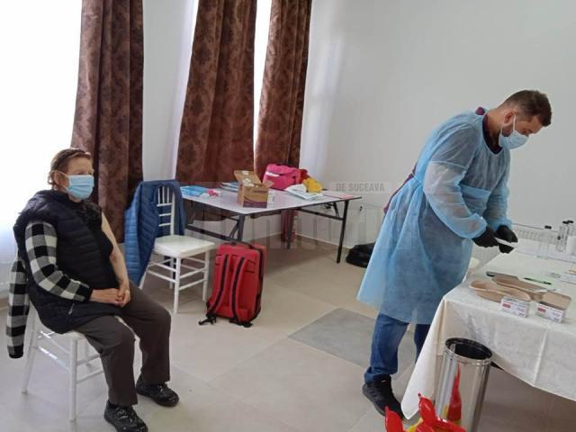 Vaccinare Dornişoara, comuna Poiana Stampei    foto FB primar Viluţ Mezdrea