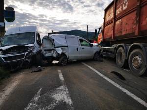 Un accident grav, în care au fost implicate trei autoutilitare și un camion, s-a produs vineri, în jurul orei 18.30, pe DN 17, la intrarea în Gura Humorului dinspre Păltinoasa