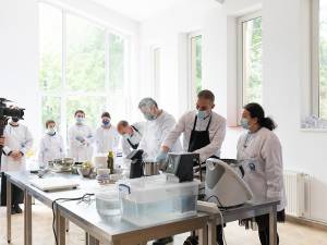 Demonstrație gastronomică a unui chef francez pentru studenții Facultății de Inginerie Alimentară din USV. Foto Ema Motrescu