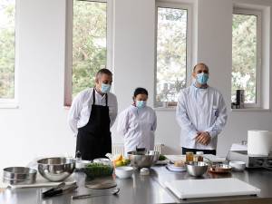Demonstrație gastronomică a unui chef francez pentru studenții Facultății de Inginerie Alimentară din USV. Foto Ema Motrescu