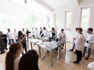 Modul de preparare al bucătarului francez, studiat îndeaproape de studenții suceveni. Foto Ema Motrescu
