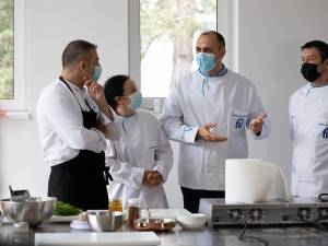 Profesorul Mircea Oroian (centru) în cadrul prezentării făcute la debutul demonstrației culinare. Foto Ema Motrescu