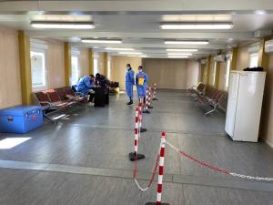 Primii șase pasageri vaccinați anticovid la Aeroportul „Ștefan cel Mare” au fost de la zborul Luton-Suceava
