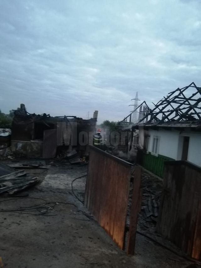 Dezastru lăsat în urmă de un incendiu, într-o gospodărie din Dornești