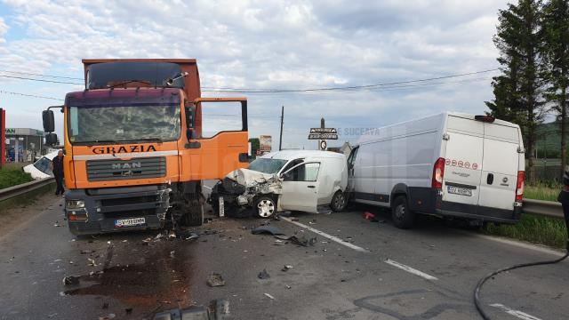 Un tânăr de 17 ani, beat la volan, a provocat un grav accident, cu patru mașini implicate