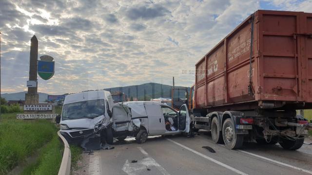 Un tânăr de 17 ani, beat la volan, a provocat un grav accident, cu patru mașini implicate