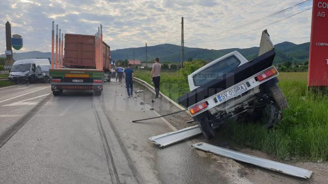 Un tânăr de 17 ani, beat la volan, a provocat un grav accident, cu patru mașini implicate