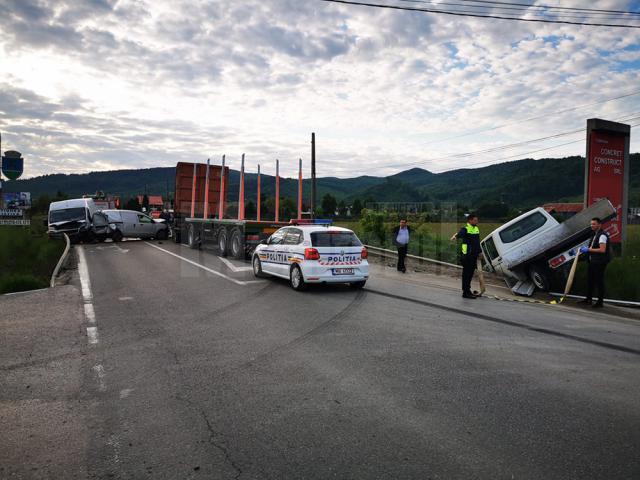 Un tânăr de 17 ani, beat la volan, a provocat un grav accident, cu patru mașini implicate