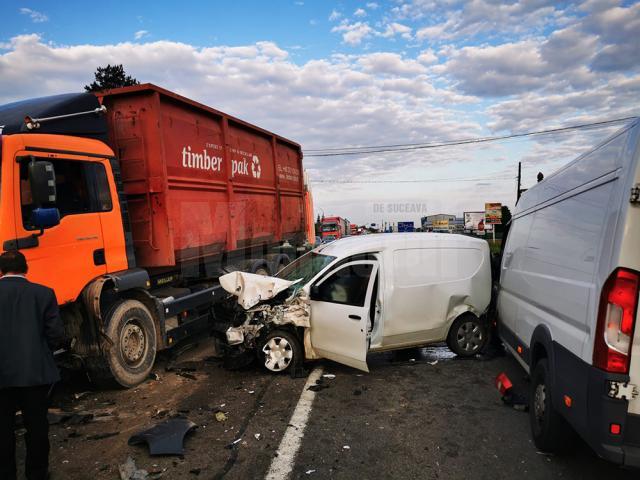 Un tânăr de 17 ani, beat la volan, a provocat un grav accident, cu patru mașini implicate