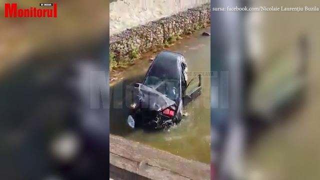 Răsturnat cu mașina în apă
