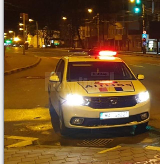 Tânăr beat și fără permis, urmărit de poliție, cu mașina și apoi pe jos, prin centrul Sucevei