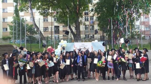 Diplome, aplauze, încurajări pentru absolvenții de liceu de la Colegiul „Mihai Eminescu” Suceava