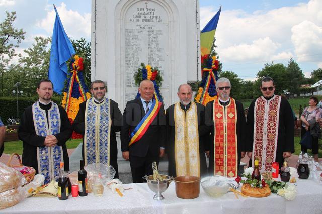Primarul din Adâncata a depus coroane de flori la Monumentul Eroilor din parcul comunei