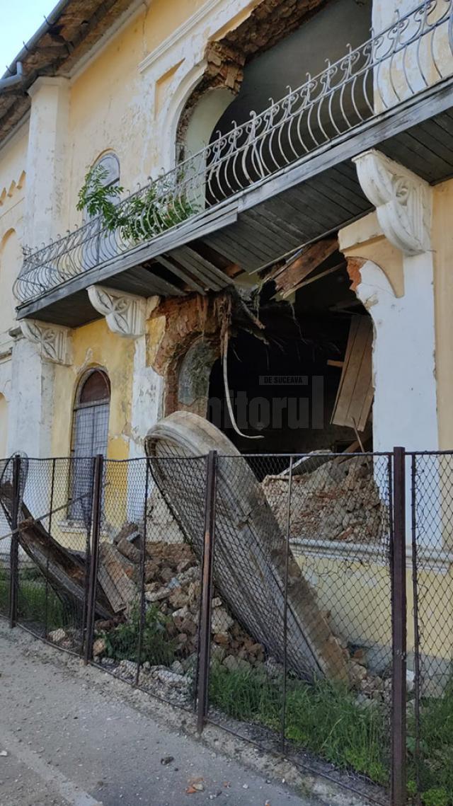 Un perete al singurei sinagogi care a mai rămas în Fălticeni s-a prăbușit