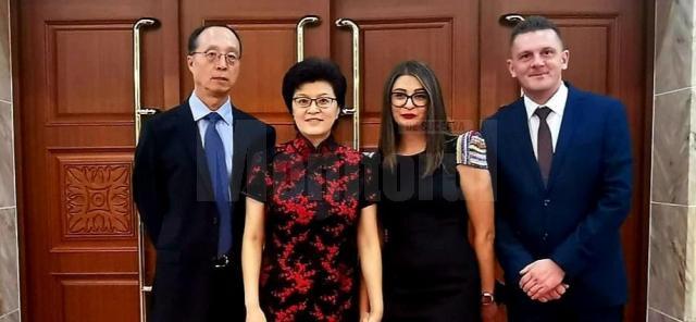 Reprezentanții Asociației Casa Româno-Chinez Suceava, alături de ambasadoarea Chinei în România, E.S. Jiang Yu