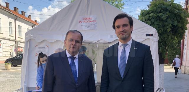 Secretarul de stat la Ministerul Sănătății Andrei Baciu şi președintele Consiliului Județean Suceava, Gheorghe Flutur