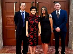 Reprezentanții Asociației Casa Romano-Chinez Suceava alături de ambasadoarea Chinei în Romania, E.S. Jiang Yu