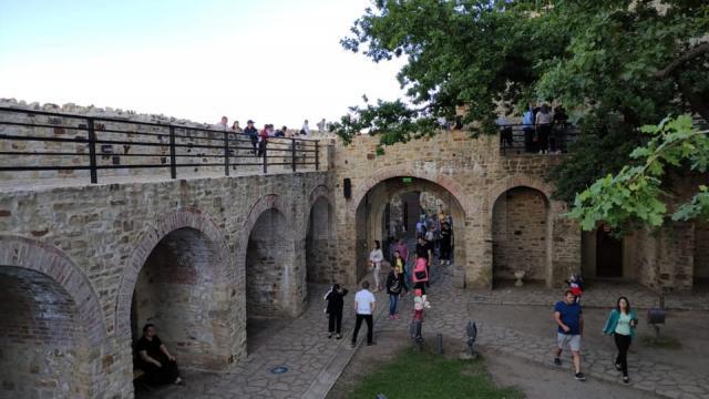 Vizitatori la Cetatea de Scaun a Sucevei